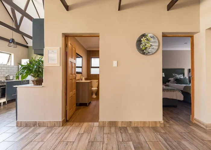 Ginger Barn 5 Sleeper - 1Km From Menlyn